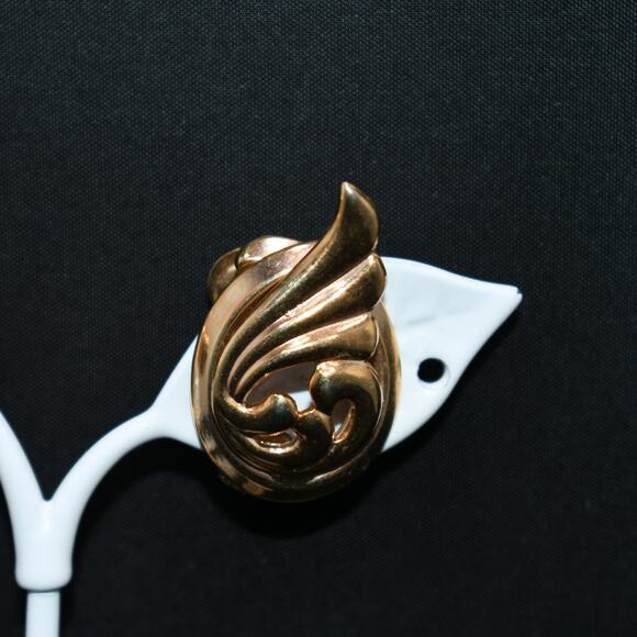 Vintage Alice Jewelry Co Gold Tone Clip Earrings, Pat Pend Clasp, 1960s - Picture 4 of 10